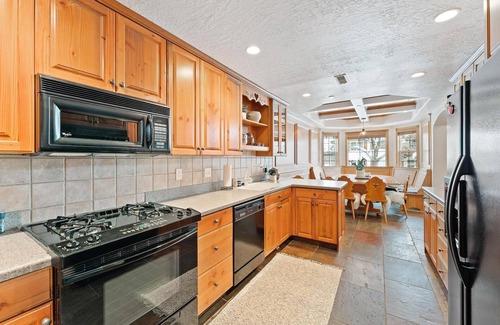 Midway Condo | Luxe Chalet - Sleeps 15