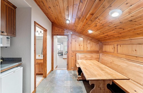 Midway Condo | Luxe Chalet - Sleeps 15