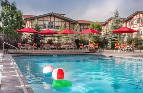 Midway Condo | Luxe Chalet - Sleeps 15