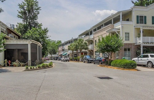 Old Town Bluffton House | Luxe Condo in Old Town Bluffton + Elevator + Walkable to everything!