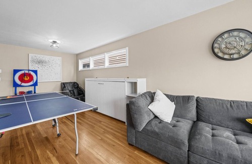 Bayonne House | Luxe Duplex Near NYC | Sleeps 27 | 20 Min to NYC