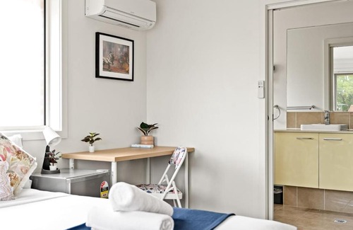 Panania House | Luxe Ensuite Queen Room in Panania - Nearby Station