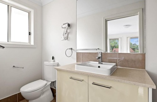 Panania House | Luxe Ensuite Queen Room in Panania - Nearby Station