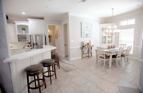 Beaumont House | Luxe Executive Home 4BR 3.5 BA w/Sparkling Pool, Outdoor Entertainment Area, Sp