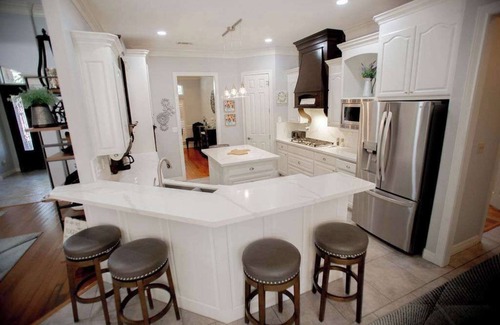 Beaumont House | Luxe Executive Home 4BR 3.5 BA w/Sparkling Pool, Outdoor Entertainment Area, Sp