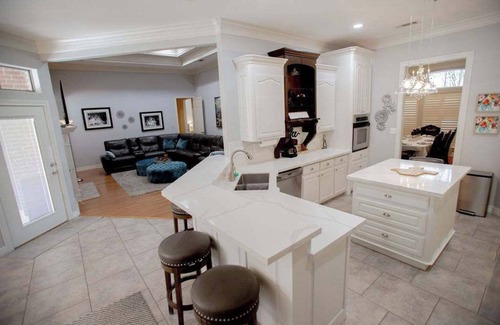 Beaumont House | Luxe Executive Home 4BR 3.5 BA w/Sparkling Pool, Outdoor Entertainment Area, Sp