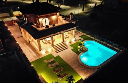 Layos Villa | Luxe Experience Toledo | Pool | BBQ | Billiards | Billiards