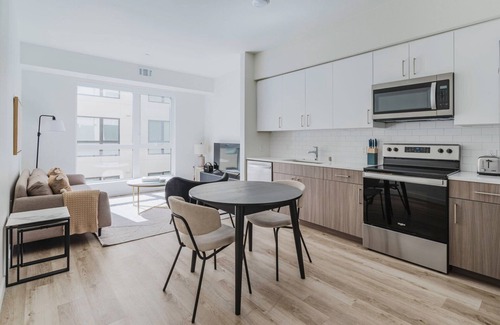 Hayward Apartment | Luxe Hayward 2BR w/Pools, Spas & A/C, near Green Spaces, by Blueground