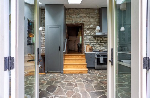 Town of Marbletown House | Luxe Historical Style - 2 FP’s & Soaking Tub