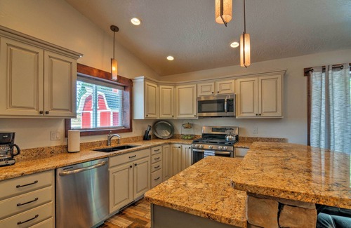 Bryce Canyon House | Luxe Home ~ 2 Mi to Bryce Canyon National Park!