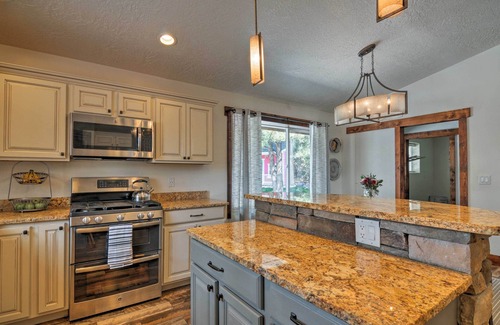 Bryce Canyon House | Luxe Home ~ 2 Mi to Bryce Canyon National Park!