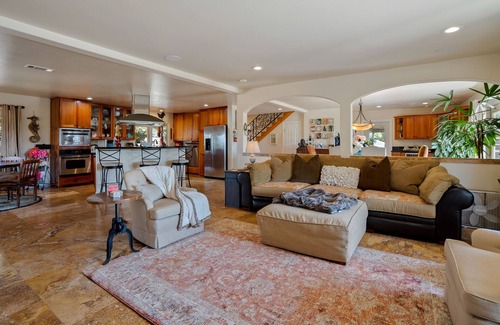 Callender House | Luxe Home on Boutique Farms with Animals -5 mins from Beach