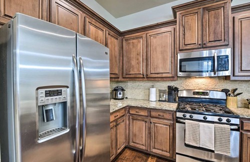 Las Colinas House | Luxe Irving Townhome 15 Mi to Downtown Dallas