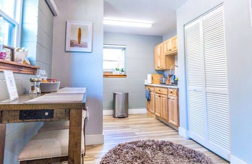 Downtown Memphis Apartment | Luxe King Studio w/Amazing View ~ Free Parking & WiFi