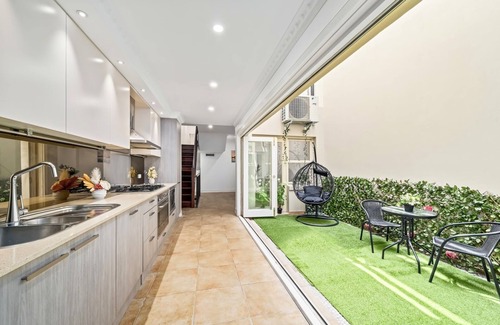 Pyrmont House | Luxe Living Terrace by The Star: 3-Level Luxury in Sydney's Vibrant Heart