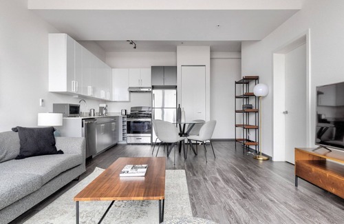 Logan Square Apartment | Luxe Logan Square 2BR w/Gym, Roof Deck, 1 block to L, by Blueground (ID #CHI371)