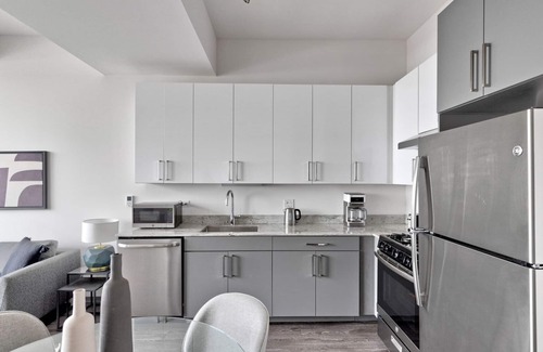 Logan Square Apartment | Luxe Logan Square 2BR w/Gym, Roof Deck, 1 block to L, by Blueground (ID #CHI371)
