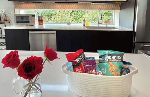 West Queen Anne House | Luxe Mod City Home +VIEWS!+Hot Tub+Parking+AC+Parking