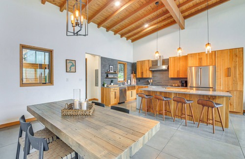 Priest River House | Luxe Mtn-View Escape 5 Mi to Dtwn Priest River!