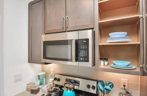 Spring Apartment | Luxe & Relaxing Gem ~ Pool &Gym~Long stays Welcome