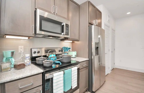 Spring Apartment | Luxe & Relaxing Gem ~ Pool &Gym~Long stays Welcome