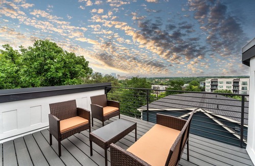 Riverside House | Luxe Riverside House | Skyline Deck+Downtown View