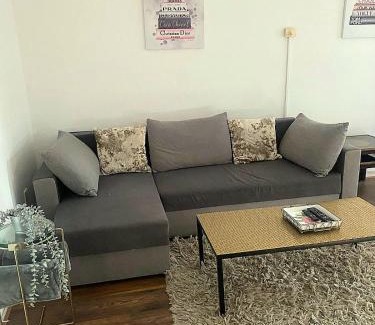 Luton Apartment | Luxe Spacious & Central 2Bed Luton Apartment - Free Parking - Free Wi-Fi - Near LTN Airport & L&D Hospital