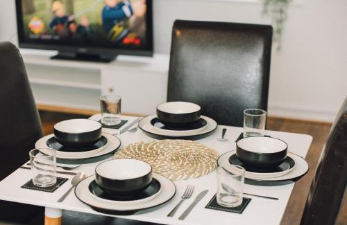 Luton Apartment | Luxe Spacious & Central 2Bed Luton Apartment - Free Parking - Free Wi-Fi - Near LTN Airport & L&D Hospital