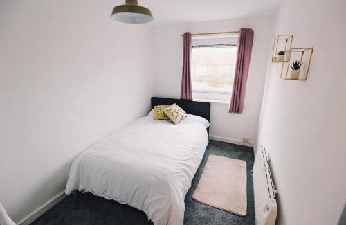 Luton Apartment | Luxe Spacious & Central 2Bed Luton Apartment - Free Parking - Free Wi-Fi - Near LTN Airport & L&D Hospital