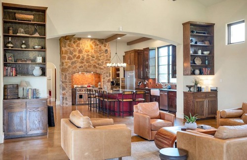 Sunset Valley Villa | Luxe Tuscan Villa on 1 Acre with Pool & Pickleball, Sleeps 18, 9 mins to DT