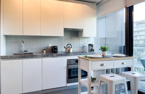 Wellington Place Condo | Luxe Urban Nest @ King & Bathurst with Heated Balconyn