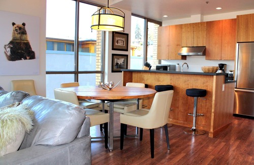 Hood River Condo | Luxe Water View Condo in the Heart of Hood River