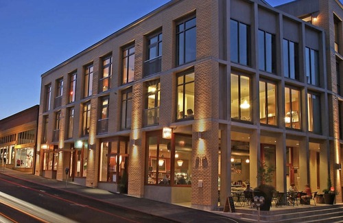 Hood River Condo | Luxe Water View Condo in the Heart of Hood River