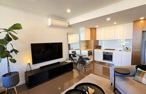 Waterloo Apartment | LUXE Waterloo 1 bed with parking, gym & pool