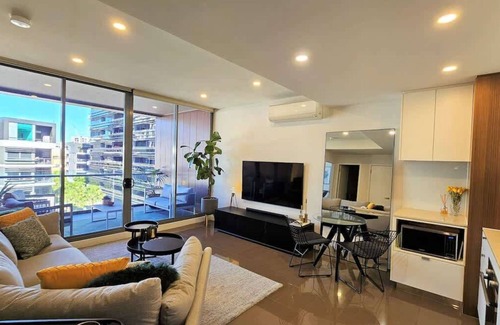 Waterloo Apartment | LUXE Waterloo 1 bed with parking, gym & pool