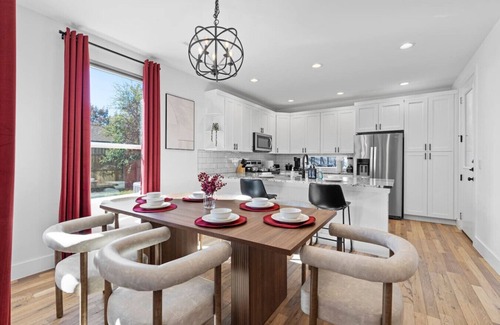 University Hills and Windsor Park House | Luxe Windsor Park Home | Close for F1, ACL + DTX!