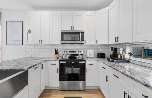 University Hills and Windsor Park House | Luxe Windsor Park Home | Close for F1, ACL + DTX!