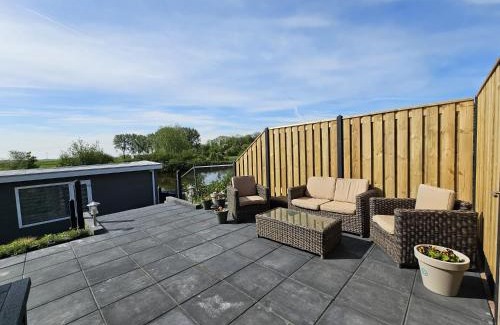 Leeuwarden Boat Rental | Luxe woonboot in de natuur aan doorgaand vaarwater