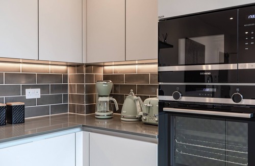 Bermondsey Apartment | LuxNomads Lavish Penthouse SkyLine View