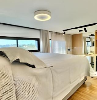 Hugo Lange Apartment | Luxuoso Loft com Garagem, Ar cond. Jacuzzi e Wifi