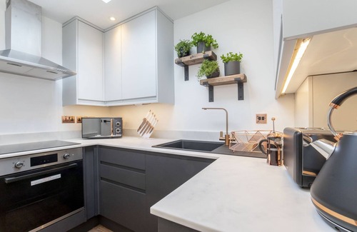 Cheltenham House | Luxurious 1 Bed Detached Home with Gated Parking