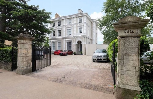 Cheltenham House | Luxurious 1 Bed Detached Home with Gated Parking