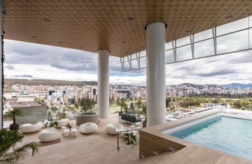 La Carolina Apartment | Luxurious 1-bedroom Condo in Iconic City Building at La Carolina, Quito