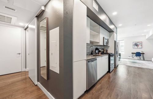 Beverly Hills Apartment | Luxurious 1bd apt in Hollywood w/Free Parking, Pool, Gym