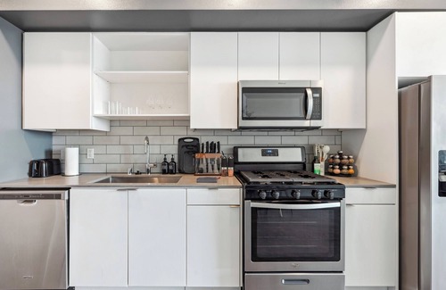 Beverly Hills Apartment | Luxurious 1bd apt in Hollywood w/Free Parking, Pool, Gym