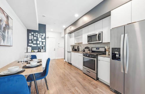 Beverly Hills Apartment | Luxurious 1bd apt in Hollywood w/Free Parking, Pool, Gym