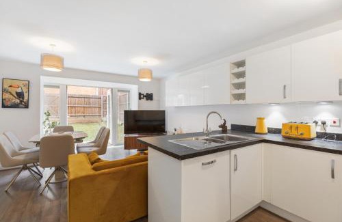 Dartford House | Luxurious 2 Bed near Dartford Station with study