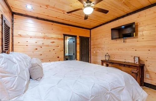 Hochatown House | Luxurious 3 Bedroom / 3 EnSuite Baths w/Complete Privacy. Close to Everything.