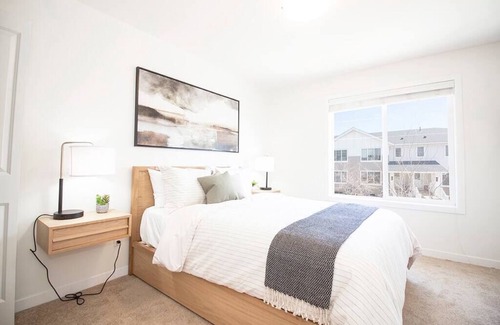 Fort Gary House | Luxurious 3BDRM townhouse with parking and Wi-Fi!