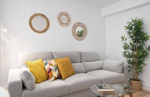 Angustias - Chana - Encina Apartment | Luxurious 3BR Apt Near Train Station and City Center – Ideal for Families